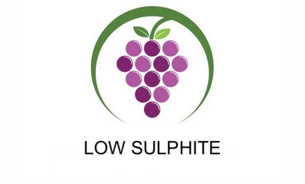 Low Sulphite wine bunch of grapes with green surround logo denoting Sybarite Cellars wine with low and/or no Sulphite.